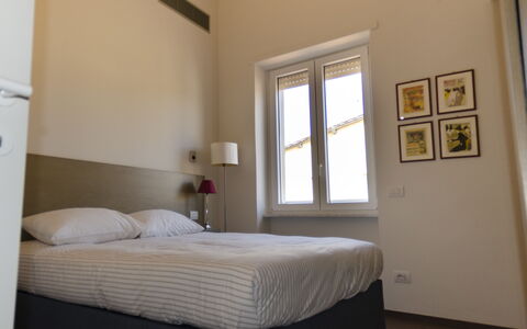 Sui Tetti Di Lucca: Meubilair, Eigendom, Gebouw, Comfort, Venster, Hout, Textiel, Schaduw, Interieur Ontwerp