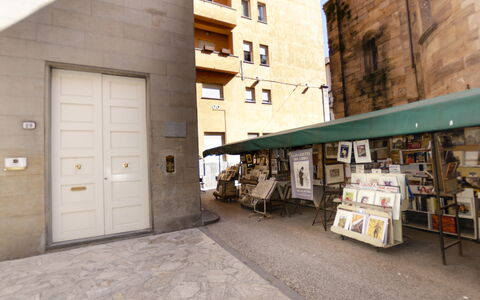Sui Tetti Di Lucca: Eigendom, Gebouw, Weg Oppervlak, Buurt, Deur, Venster, Facade, Stad, Stoep, Weg