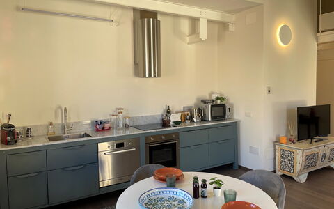 Sui Tetti Di Lucca: Cabinetry, Gootsteen, Kraan, Countertop, Wastafel, Meubilair, Keuken, Loodgieterswerkinrichting, Tafel, Interieur Ontwerp