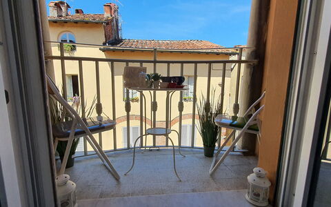 Sui Tetti Di Lucca: Lucht, Gebouw, Hout, Venster, Schaduw, Buurt, Woongebied, Onroerend Goed, Facade, Fabriek