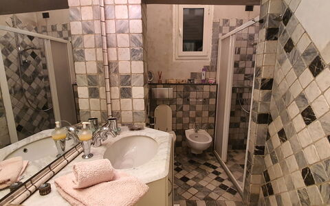 Lucida: Spiegel, Loodgieterswerkinrichting, Eigendom, Kraan, Wastafel, Gebouw, Wastafel In De Badkamer, Badkamer, Interieur Ontwerp, Purper