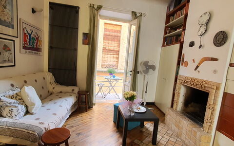 Lucida: Tafel, Eigendom, Fotolijst, Groen, Bankstel, Interieur Ontwerp, Hout, Woonkamer, Verdieping, Huis