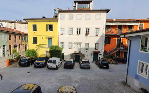 Lucida: Auto, Venster, Voertuig, Gebouw, Wiel, Fabriek, Lucht, Facade, Stad