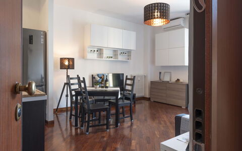 Novoli Suite Apartment: Tafel, Meubilair, Eigendom, Fotolijst, Bankstel, Verlichting, Stoel, Hout, Kamerplant, Interieur Ontwerp