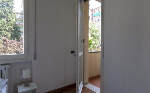 Novoli Suite Apartment: Gebouw, Venster, Hout, Deur, Schaduw, Verdieping, Hardwood, Boom