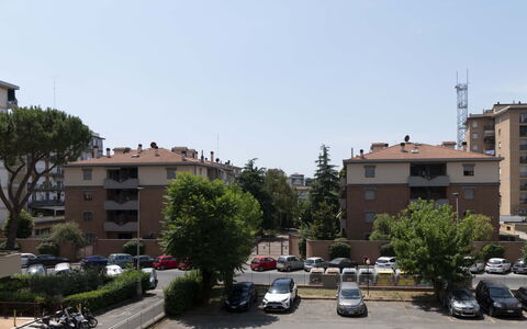 Novoli Suite Apartment: Lucht, Auto, Fabriek, Wiel, Voertuig, Gebouw, Venster, Boom