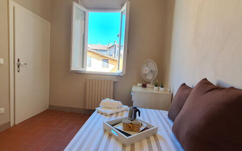 Loft Lucca: Eigendom, Meubilair, Tafel, Comfort, Venster, Azure, Hout, Interieur Ontwerp, Tableware, Verlichting