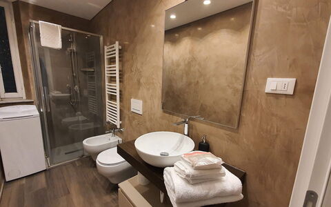 Loft Lucca: Flooring, Verdieping, Interieur Ontwerp, Loodgieterswerkinrichting, Kamer, Bruin, Meubilair, Badkamer, Huis, Loodgieter