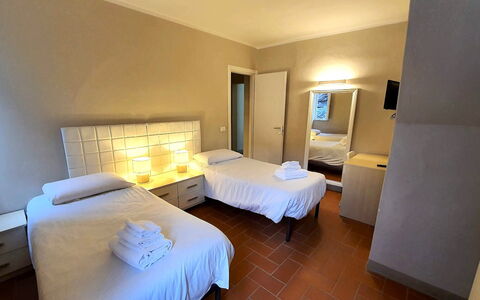 Loft Lucca: Bed, Slaapkamer, Bed Frame, Bedding, Laken, Matras, Beits, Matras, Hotel