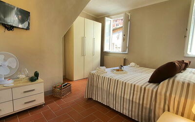 Loft Lucca: Meubilair, Eigendom, Cabinetry, Venster, Comfort, Hout, Interieur Ontwerp, Lade, Bed Frame, Gebouw