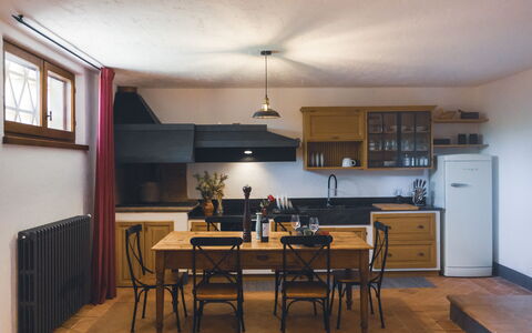 Villa Sant'anna: Cabinetry, Meubilair, Countertop, Tafel, Venster, Stoel, Interieur Ontwerp, Hout, Keuken, Verlichting