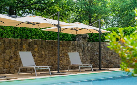 Villa Sant'anna: Water, Fabriek, Meubilair, Eigendom, Paraplu, Zwembad, Schaduw, Boom, Buitenmeubels, Stoel