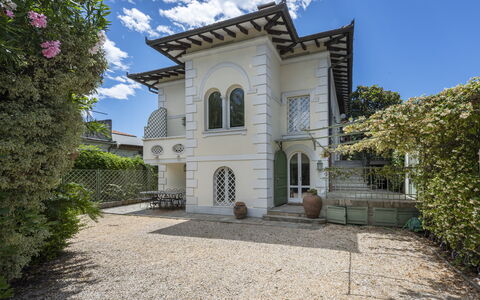 La Villetta: Wolk, Lucht, Gebouw, Fabriek, Venster, Azure, Deur, Buurt, Woongebied, Huis