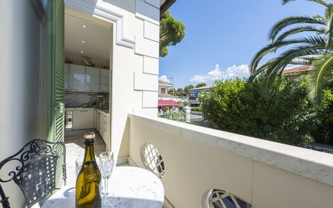 La Villetta: Lucht, Eigendom, Gebouw, Fabriek, Wolk, Geel, Schaduw, Condominium, Onroerend Goed, Arecales