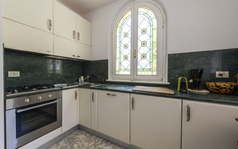 La Villetta: Cabinetry, Countertop, Gootsteen, Kraan, Fornuis, Venster, Keuken, Verlichting, Wastafel, Interieur Ontwerp