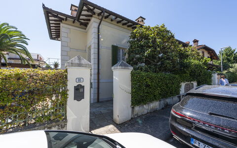 La Villetta: Lucht, Auto, Fabriek, Voertuig, Gebouw, Motorvoertuig