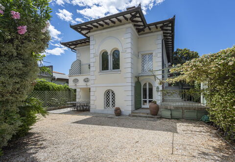La Villetta: Wolk, Lucht, Gebouw, Fabriek, Venster, Azure, Deur, Buurt, Woongebied, Huis