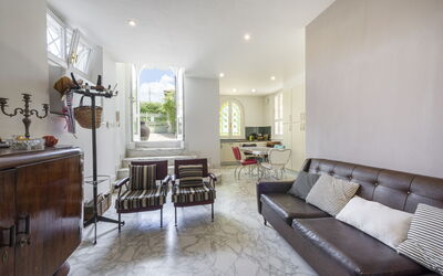 Appartamento Mara: Meubilair, Bankstel, Tafel, Cabinetry, Interieur Ontwerp, Stoel, Hout, Kamerplant, Woonkamer, Verdieping