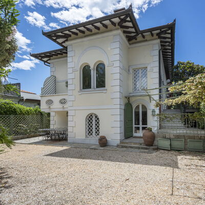 La Villetta: Wolk, Lucht, Gebouw, Fabriek, Venster, Azure, Deur, Buurt, Woongebied, Huis