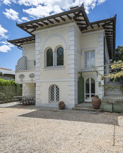 La Villetta: Wolk, Lucht, Gebouw, Fabriek, Venster, Azure, Deur, Buurt, Woongebied, Huis