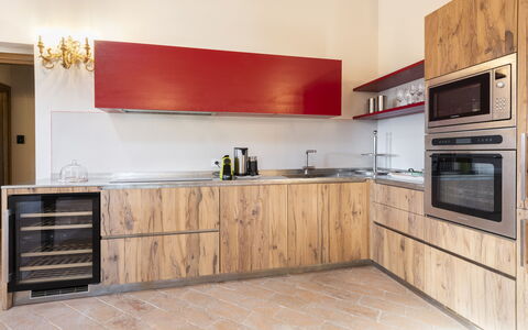 Villa Campestri: Bruin, Cabinetry, Countertop, Toestel Van De Keuken, Fornuis, Huishoudapparatuur, Keuken, Hout, Gebouw, Interieur Ontwerp