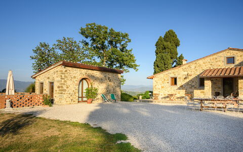 Villa Campestri: Lucht, Fabriek, Gebouw, Boom, Land Lot, Weg Oppervlak, Venster, Natuurlijk Landschap, Woongebied, Gras