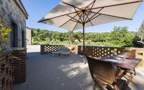 Villa Campestri: Eigendom, Meubilair, Lucht, Fabriek, Gebouw, Tafel, Schaduw, Hout, Interieur Ontwerp, Buitenmeubels