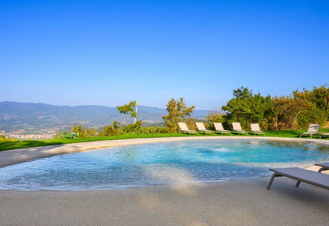 Villa Campestri: Water, Lucht, Fabriek, Natuurlijk Landschap, Zwembad, Boom, Buitenmeubels, Vrije Tijd, Landschap, Gras