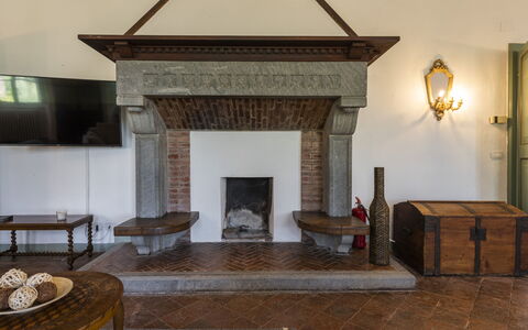 Villa San Gennaro: Meubilair, Hout, Tafel, Verlichting, Gebouw, Huis, Cabinetry, Woonkamer, Verdieping, Muur