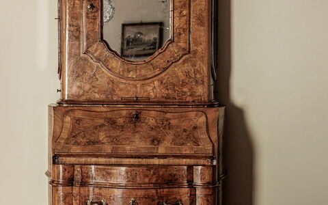 Dimora Fiorentina: Spiegel, Cabinetry, Meubilair, Eigendom, Purper, Textiel, Hout, Ladenkast, Interieur Ontwerp, Lade