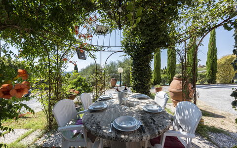 Villa Cevoli: Fabriek, Tafel, Meubilair, Tableware, Stoel, Natuur, Boom, Buitenmeubels, Tafelkleed, Buitentafel