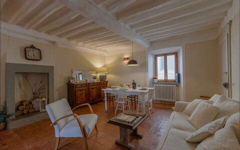 Appartamento Mancini: Meubilair, Fotolijst, Tafel, Gebouw, Hout, Venster, Bankstel, Kamerplant, Interieur Ontwerp, Flooring