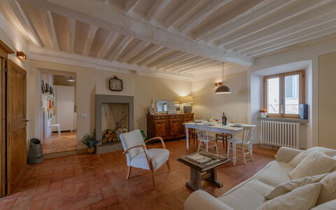 Appartamento Mancini: Fotolijst, Meubilair, Bankstel, Tafel, Gebouw, Venster, Kamerplant, Hout, Stoel, Interieur Ontwerp