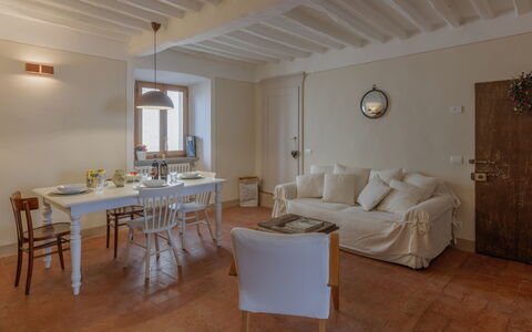 Appartamento Mancini: Tafel, Eigendom, Meubilair, Hout, Gebouw, Bankstel, Architectuur, Deur, Verdieping, Venster