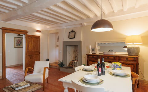 Appartamento Mancini: Tafel, Meubilair, Eigendom, Gebouw, Hout, Fotolijst, Stoel, Verlichting, Cabinetry, Interieur Ontwerp