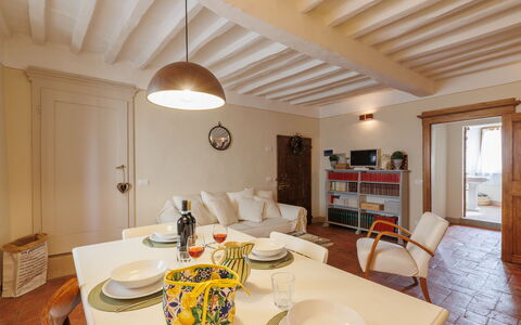 Appartamento Mancini: Tafel, Meubilair, Eigendom, Tableware, Gebouw, Fotolijst, Stoel, Hout, Interieur Ontwerp, Verlichting