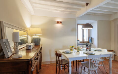 Appartamento Mancini: Tafel, Meubilair, Eigendom, Hout, Stoel, Cabinetry, Gebouw, Verlichting, Interieur Ontwerp