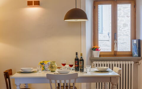 Appartamento Mancini: Eigendom, Meubilair, Tafel, Venster, Verlichting, Interieur Ontwerp, Hout, Stellingen, Woonkamer, Muur