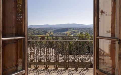 Villa La Cicogna Tuscany: Lucht, Fabriek, Hout, Gebouw, Interieur Ontwerp, Boom, Landschap, Hardwood, Facade