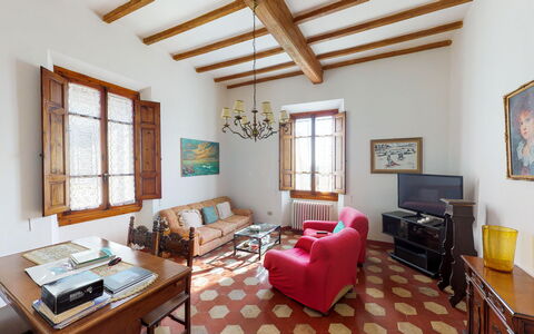 Villa La Cicogna Tuscany: Meubilair, Fotolijst, Eigendom, Venster, Tafel, Bankstel, Gebouw, Hout, Interieur Ontwerp, Verlichting