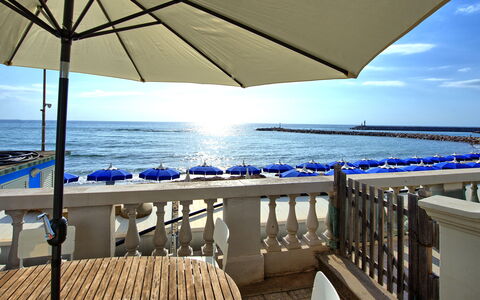 Casa Riva: Water, Lucht, Eigendom, Licht, Blauw, Azure, Gebouw, Schaduw, Paraplu, Badplaats