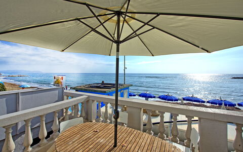 Casa Riva: Water, Lucht, Eigendom, Tafel, Meubilair, Paraplu, Schaduw, Azure, Buitenmeubels, Hout