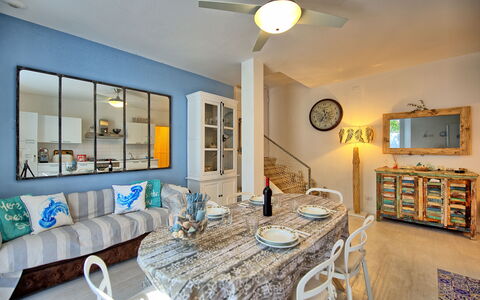 Casa Riva: Tafel, Eigendom, Meubilair, Fotolijst, Azure, Verlichting, Interieur Ontwerp, Tableware, Venster, Woonkamer