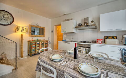 Casa Riva: Eigendom, Meubilair, Cabinetry, Countertop, Hout, Tableware, Interieur Ontwerp, Verlichting, Keuken, Stellingen