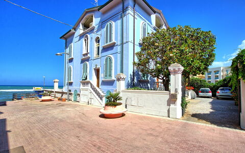 Casa Riva: Lucht, Fabriek, Eigendom, Gebouw, Water, Venster, Boom, Woongebied, Onroerend Goed, Facade