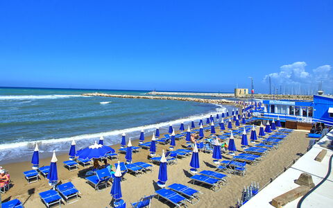Casa Riva: Lucht, Water, Wolk, Blauw, Stoel, Buitenmeubels, Ligstoel, Strand, Zwemwater, Vrije Tijd