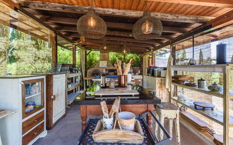 Villa Pancole: Eigendom, Tafel, Meubilair, Bankstel, Hout, Interieur Ontwerp, Architectuur, Woonkamer, Gebouw, Fabriek