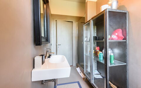 Villa Pancole: Spiegel, Eigendom, Kraan, Wastafel, Loodgieterswerkinrichting, Gebouw, Badkamer, Verdieping, Wastafel In De Badkamer