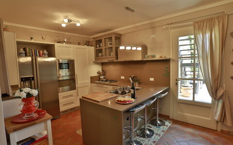 La Quiete: Cabinetry, Eigendom, Meubilair, Countertop, Venster, Toestel Van De Keuken, Hout, Huishoudapparatuur, Keuken, Tafel