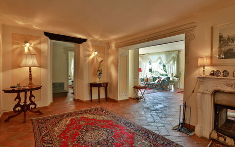 La Quiete: Meubilair, Fotolijst, Gebouw, Hout, Stoel, Tafel, Interieur Ontwerp, Flooring, Hal, Woonkamer